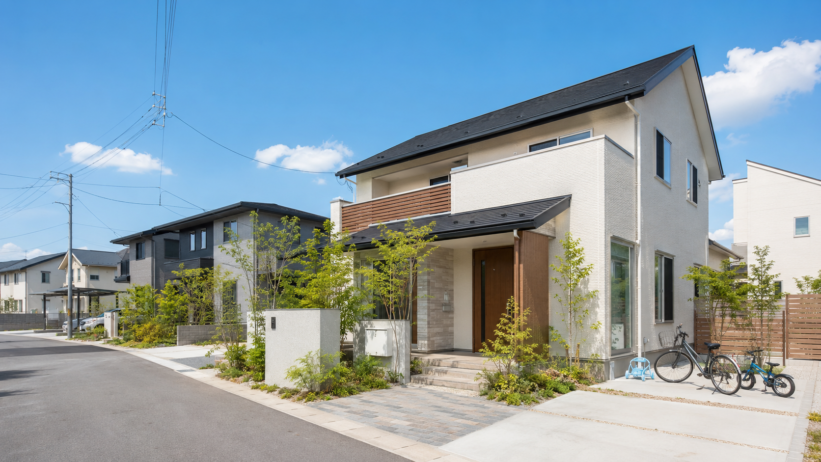青空のもとに建つ愛知県岡崎市の住宅